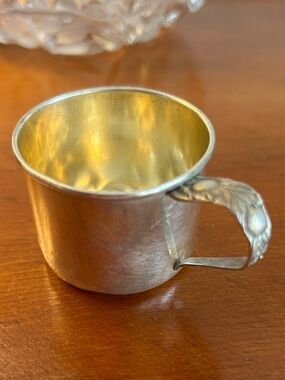 Vintage sterling silver baby cup Floral handle Gold washed interior
Pattern 551